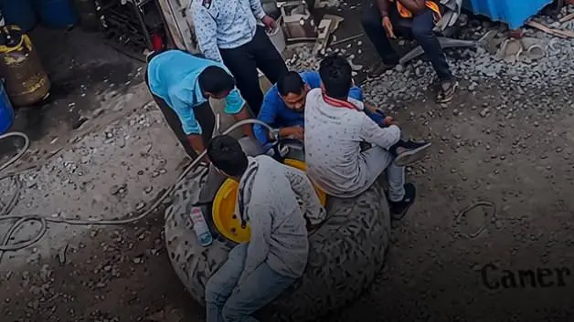 Hindistan'da feci olay! Üzerinde oturdukları lastik bomba gibi patladı: 1 ölü, 3 yaralı