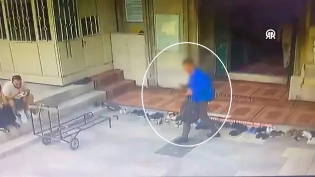 Hırsız camide 450 bin TL'lik çantayı alıp sırra kadem bastı