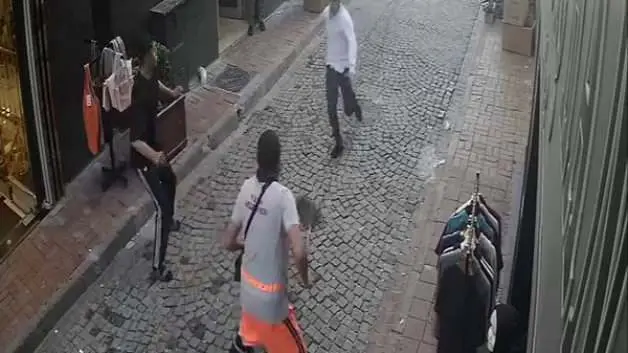 'Hırsız var!' çığlıkları sonrası vatandaş çelme taktı temizlikçi süpürgeyle vurdu!