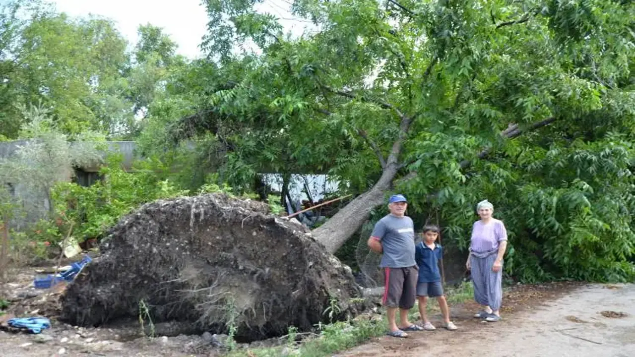 Hortum dakikalar içinde yıktı geçti: Antalya'da ağır bilanço!