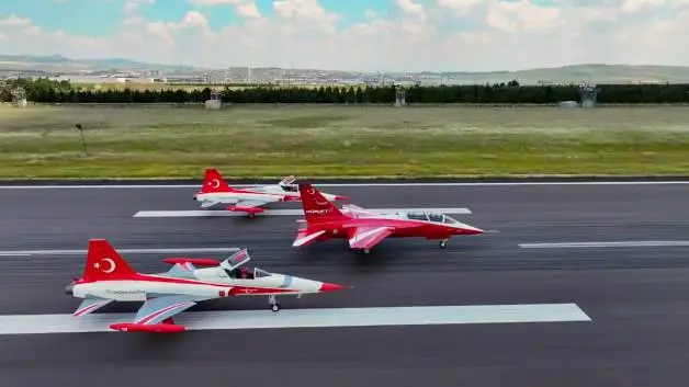 HÜRJET ve Türk Yıldızları'ndan gökyüzünde tarihi buluşma