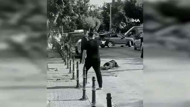 Husumetlisini bıçaklayan cani kimsenin yaklaşmasına izin vermedi!