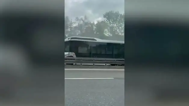 İBB araçlarında bitmeyen çile! Seyir halindeki metrobüsten dumanlar yükseldi