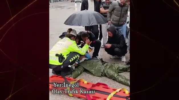 İçişleri Bakanı Çiftçi, kazada yaralanan gence şemsiye tutan trafik polisini tebrik etti