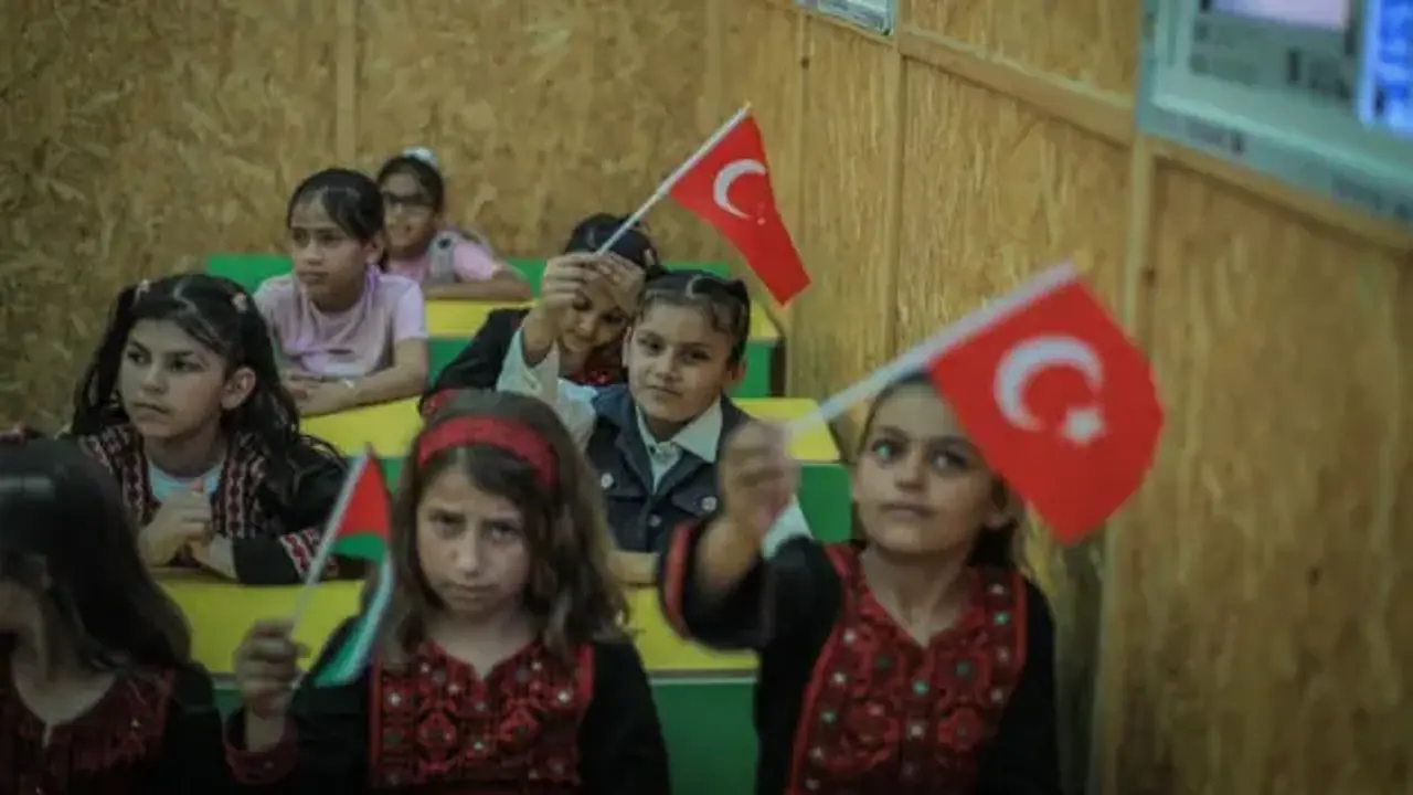 İHH Gazze’de sahra okulu açtı