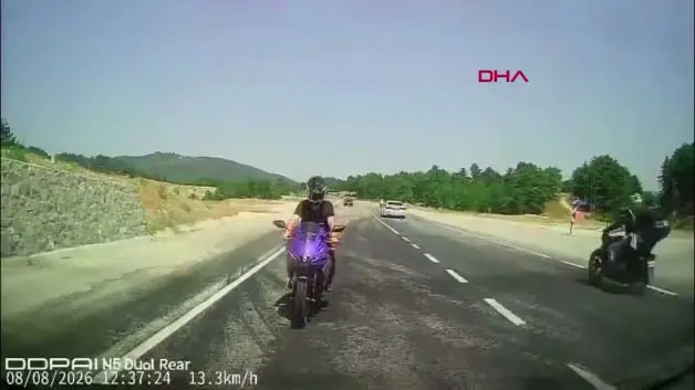 İki aracın arasında savruldu! Kütahya’daki feci kaza kamerada