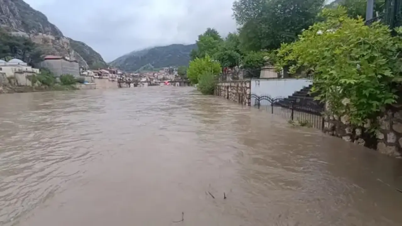 İki ilde taşkın alarmı! Yarın okullar tatil edildi, peş peşe uyarılar geldi!