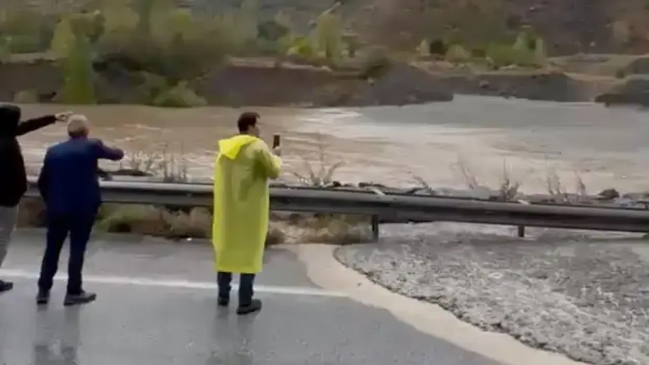 İki ili birbirine bağlayan kara yolunda sel! Çok sayıda ekip bölgede
