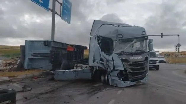 İki tır çarpıştı: Çorum'daki kaza anı kameralara böyle yansıdı