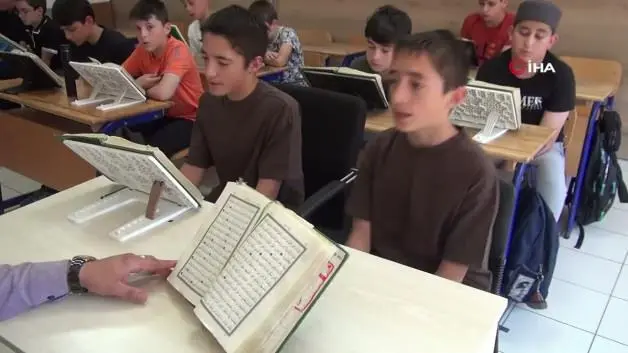 İkiz kardeşler azmetti: 13 yaşında birlikte hafızlığa ulaştılar!
