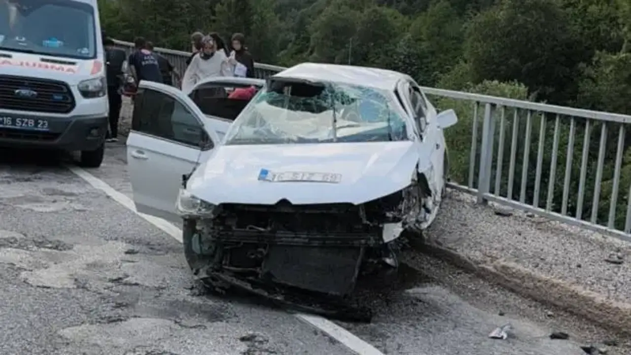İnegöl'de otomobil köprü üzerindeki bariyerlere çarptı: Yaralılar var