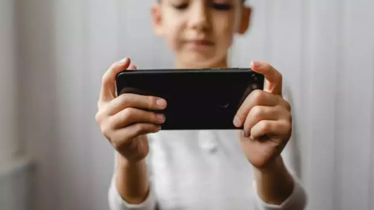 İngiltere'de eğitimde dijital sıkılaşma: Okullarda telefon yasağı!
