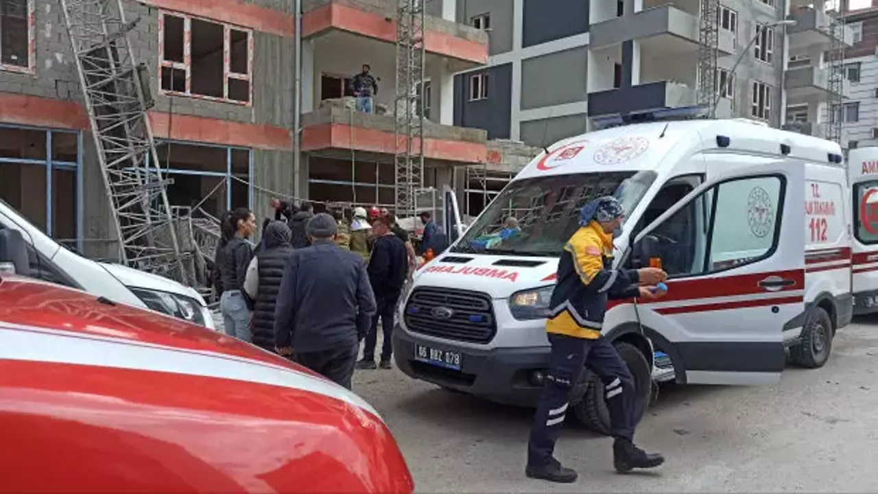 İnşaat iskelesi çöktü! 1'i ağır 3 işçi yaralandı