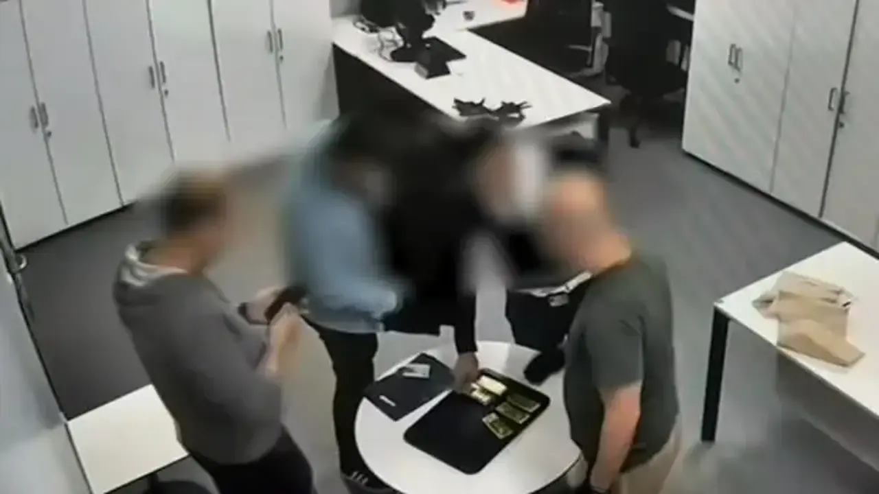 Interpol tarafından 'Kırmızı Bültenle' aranan altın kaçakçısı İstanbul'da yakalandı