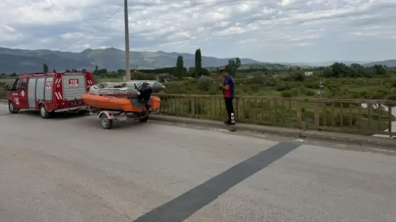 Irmağa giren 2 genç akıntıya kapılarak kayboldu