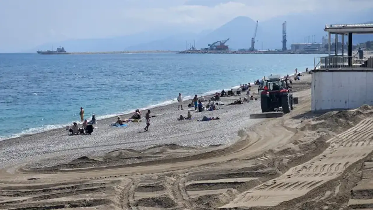 İş makineleri plajda, turistler denizde! Dünyaca ünlü sahilde tepki çeken çalışma