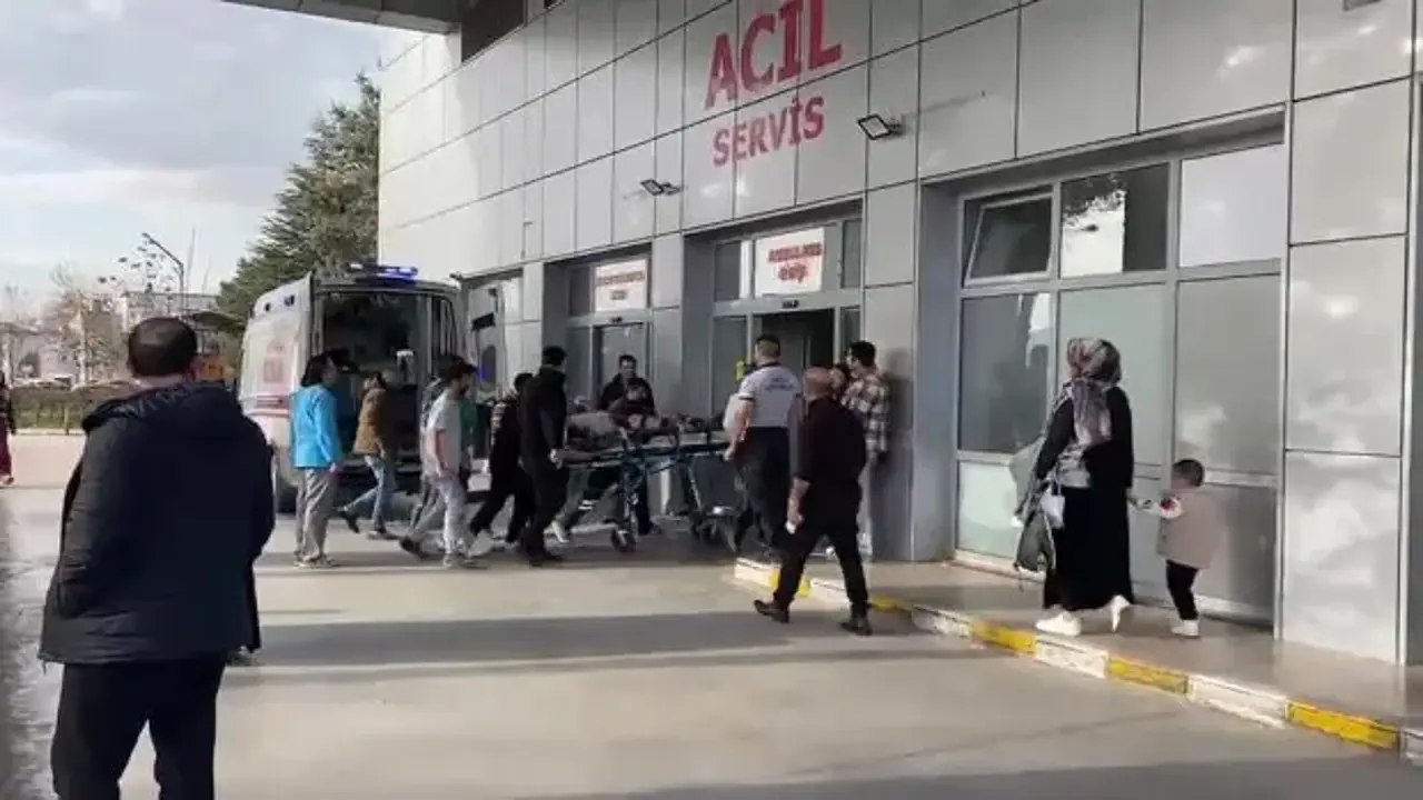 İskeleden düşen 2 işçi yaralandı
