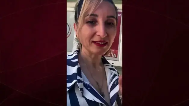 İslam düşmanı bir kadın başörtülü kadınları hedef alarak “Bütün kapalılar imha edilsin” diyerek kin kustu.