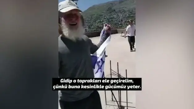 İsrailli haydutlar yine rahat durmadı: Şarkılar eşliğinde Suriye sınırına girip bayrak açtılar!