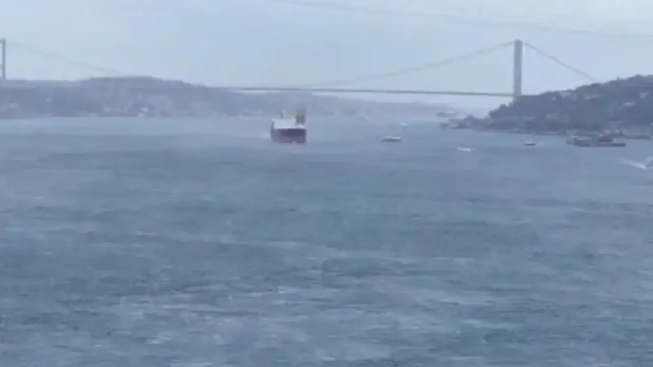 İstanbul Boğazı'nda gemi arızası! Çift yönlü trafik durduruldu