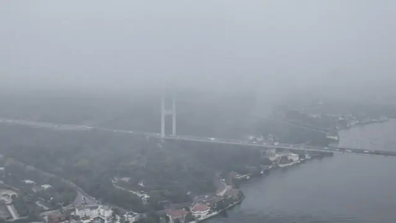 İstanbul Boğazı'nı yoğun sis kapladı