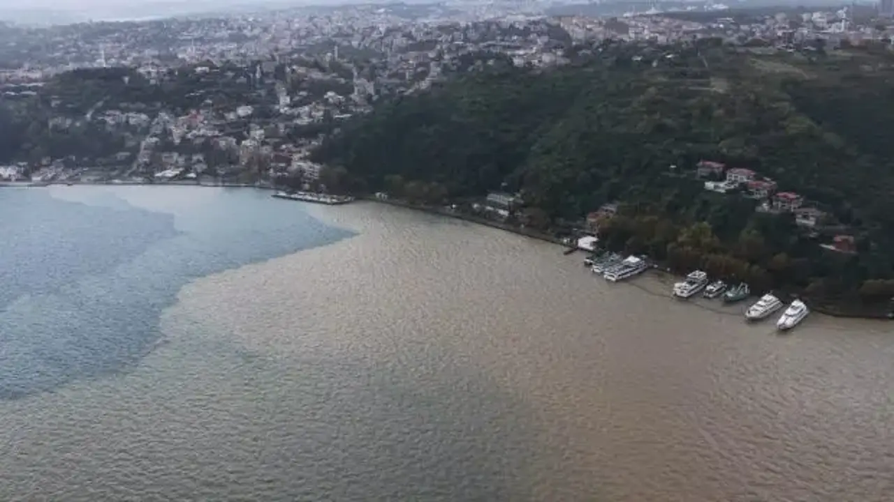 İstanbul Boğazı'nın rengi kahverengiye döndü