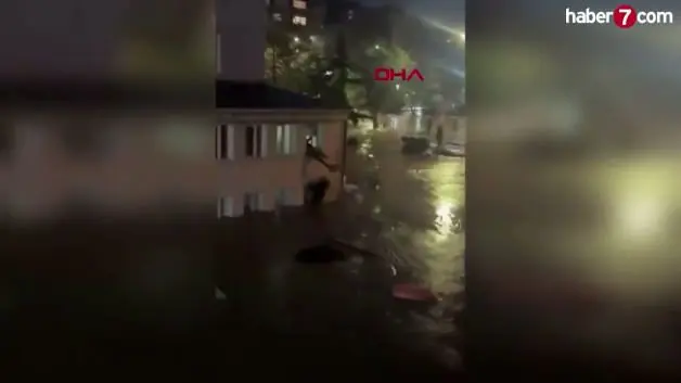 İstanbul felaketi yaşadı! Sel sularında can savaşı: Vatandaşları halatla kurtardılar