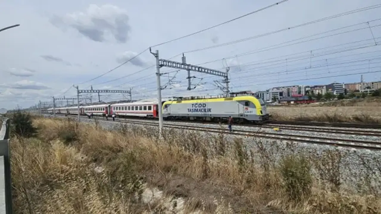 İstanbul seferini yapan yolcu treni raydan çıktı!