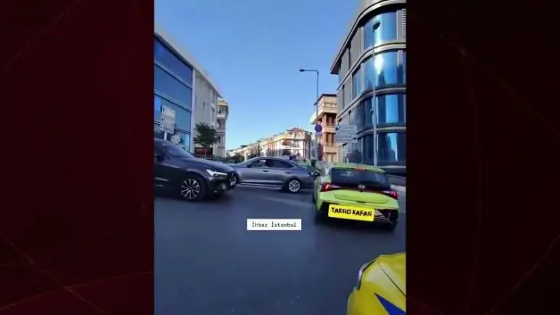 İstanbul trafiğinde üç kadın sürücünün yol vermeme inatlaşması trafiği kilitledi...