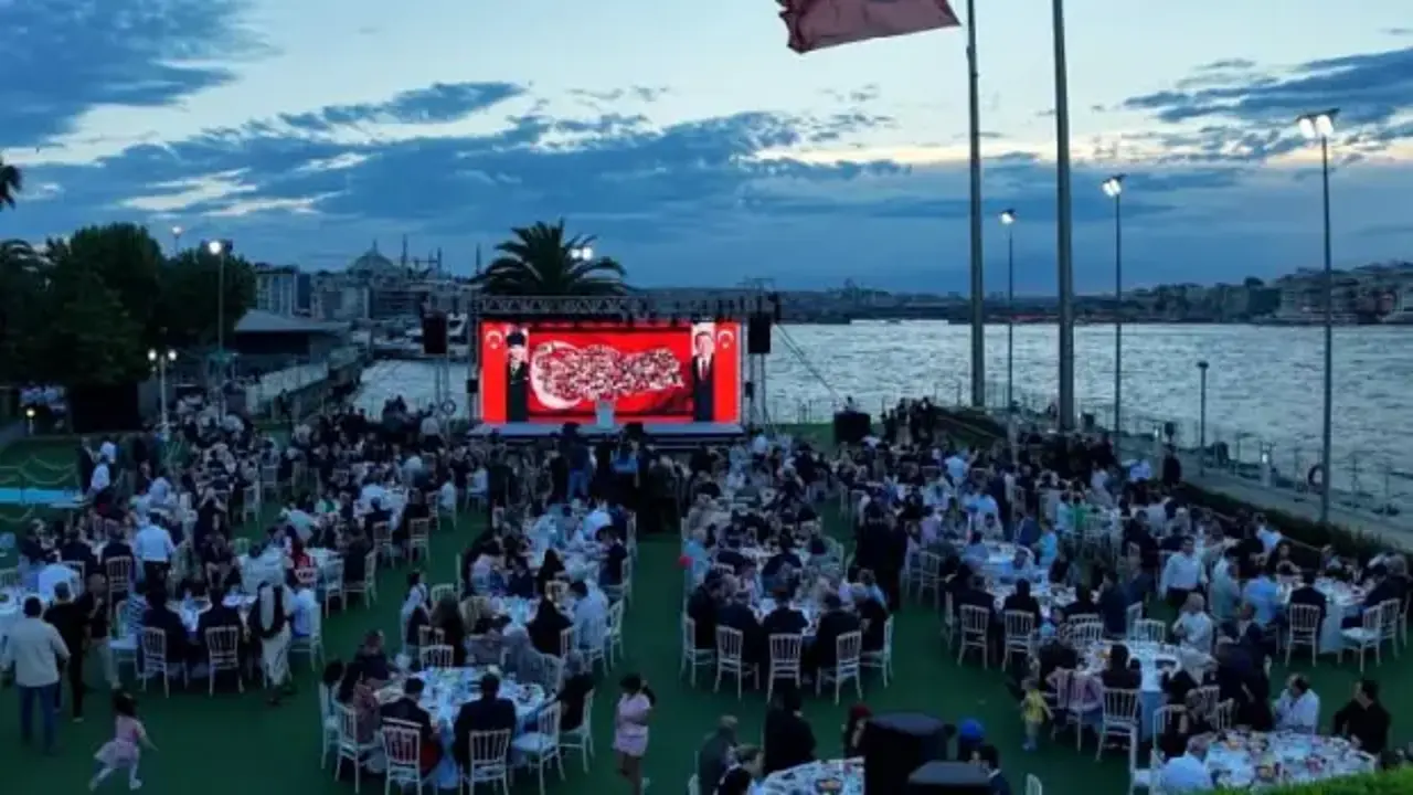 İstanbul Valiliğinden 15 Temmuz şehitlerinin aileleri ve gaziler onuruna yemek