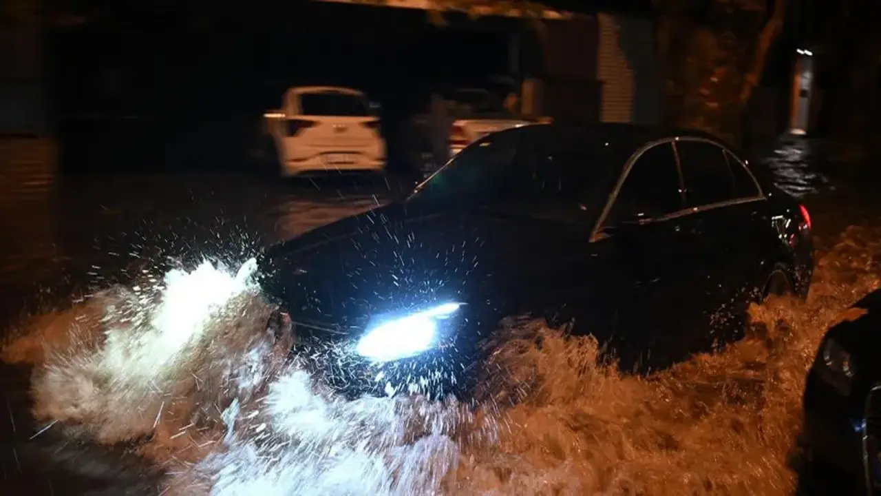 İstanbul'da araçlar sele kapıldı! Mağdurlar ne yapacak? Kaskosu olmayanlar dikkat