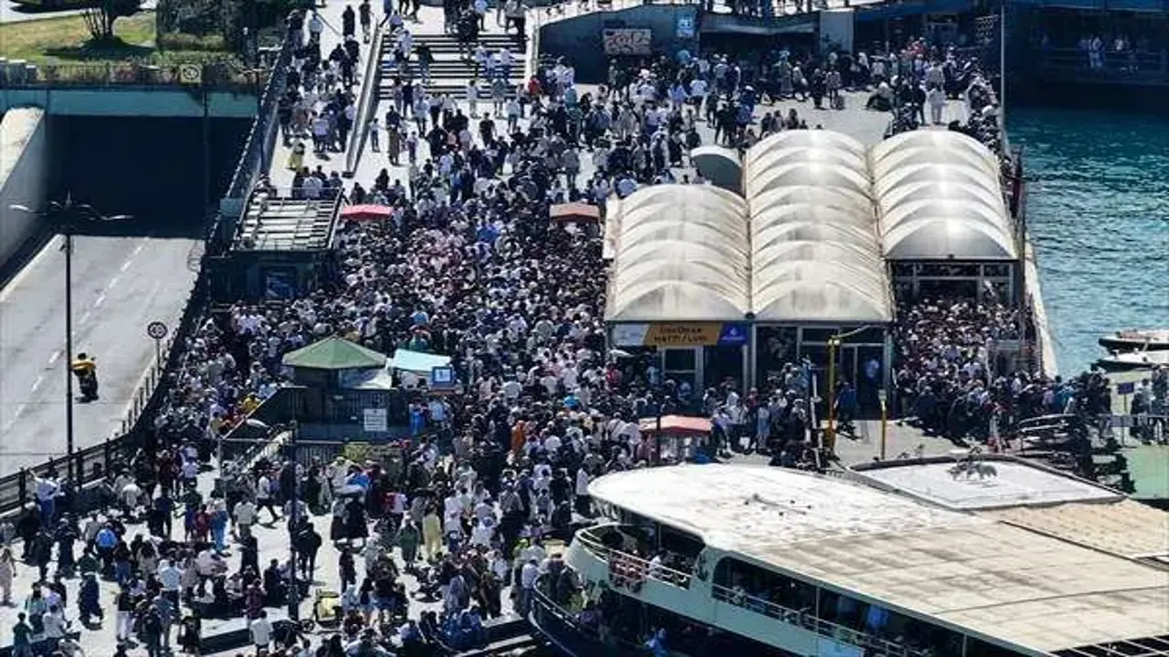 İstanbul'da bayramın ikinci gününde tarihi ve turistik yerlerde yoğunluk oluştu