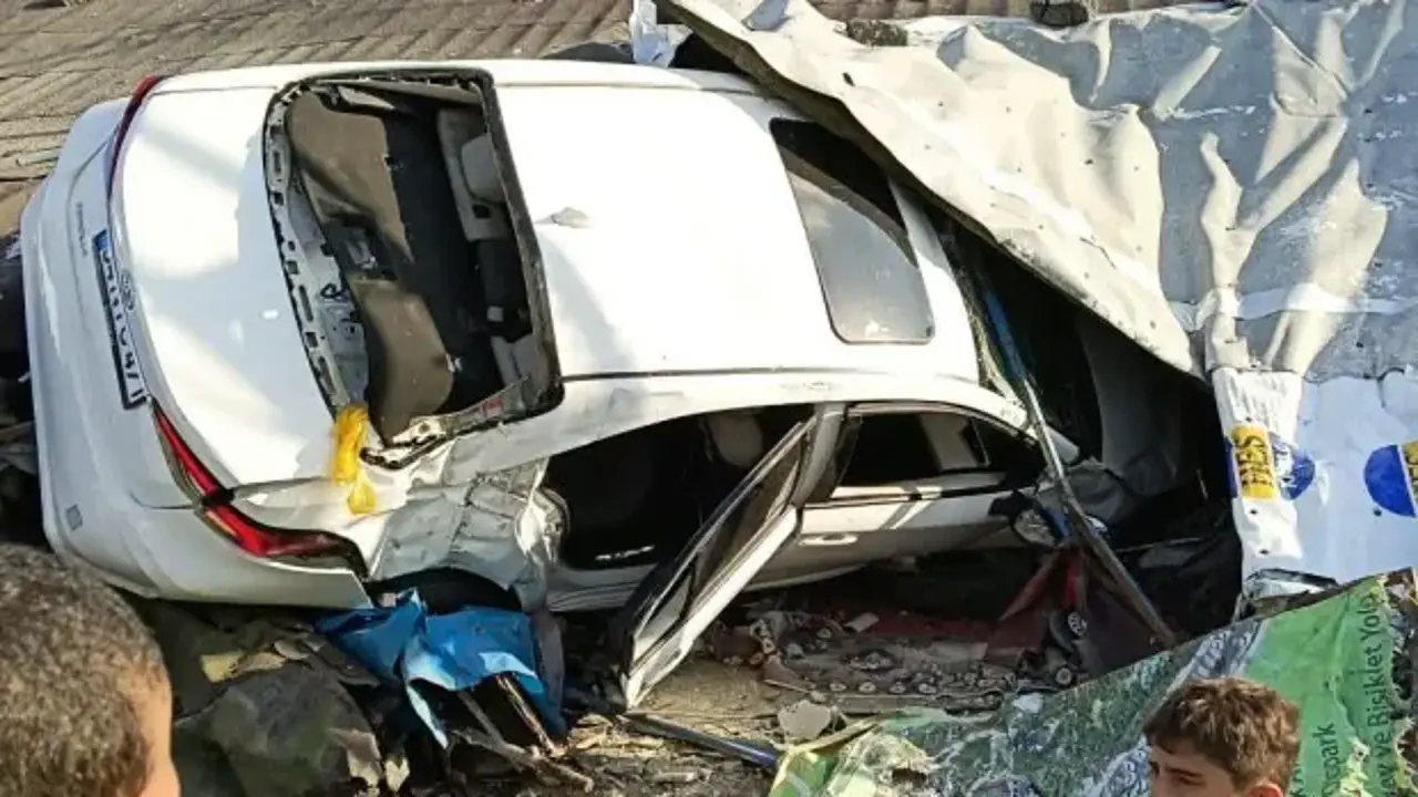 İstanbul'da bir otomobil gecekonduya çarptı! Yaralılar var