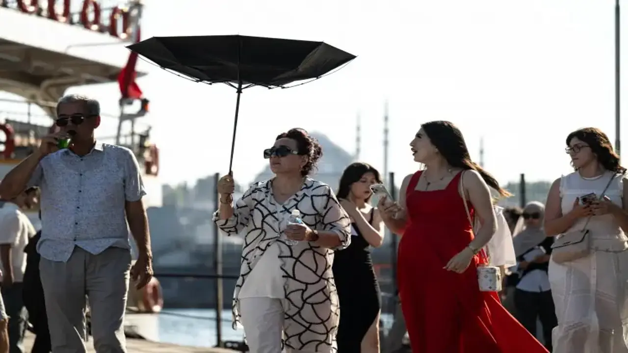 İstanbul'da bunaltan sıcak: Turistler gölge ve şemsiyeye sığındı