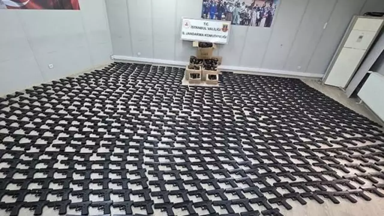 İstanbul'da durdurulan kamyonetten koli koli silah çıktı