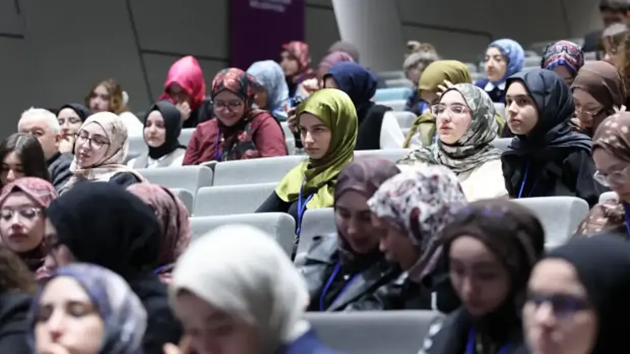 İstanbul'da gençler küresel sömürgeciliği ve emperyalizmi masaya yatırdı