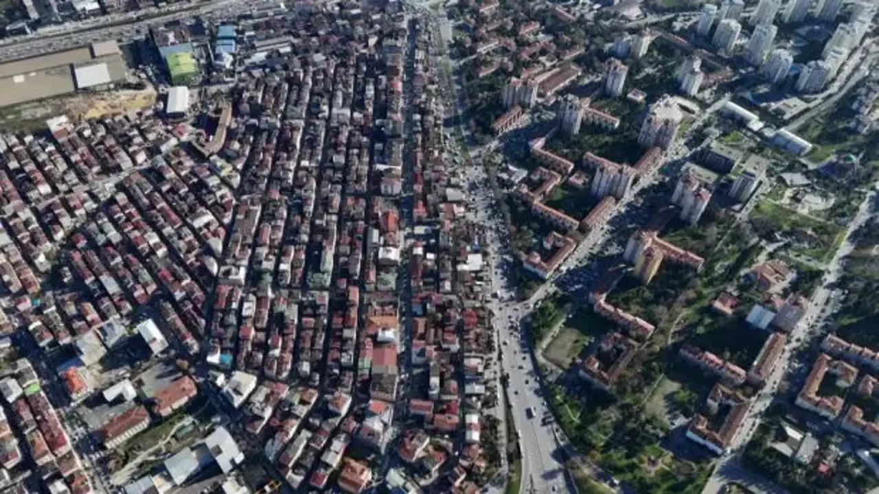 İstanbul’da hayatın iki farklı yüzü aynı karede! Dikkat çeken görüntü