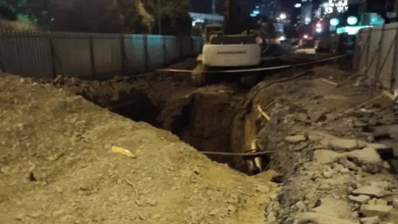 İstanbul'da kontrolden çıkan taksi çukura uçtu