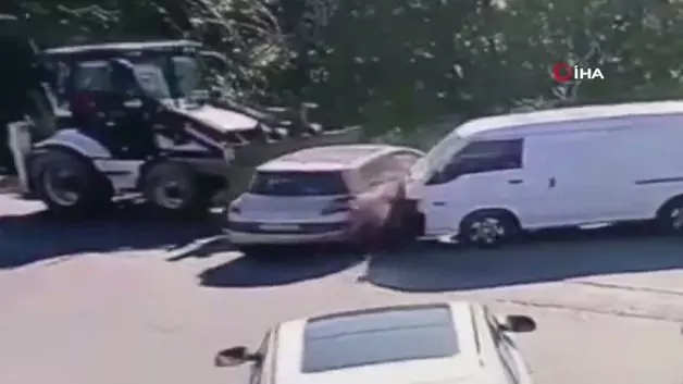 İstanbul'da korkunç kaza: Kontrolden çıkan kepçe araçları biçti