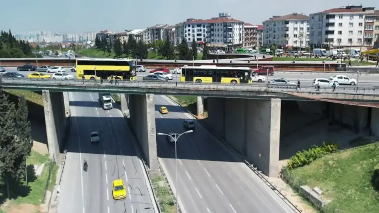 İstanbul'da korkutan manzara! Yola dökülmeye başladı: Her gün binlerce yaya ve araç kullanıyor