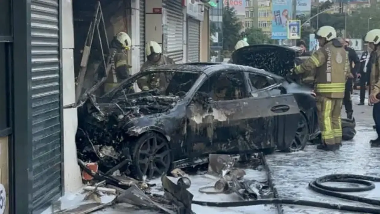 İstanbul'da lüks araç dükkana girdi: 2 yaralı