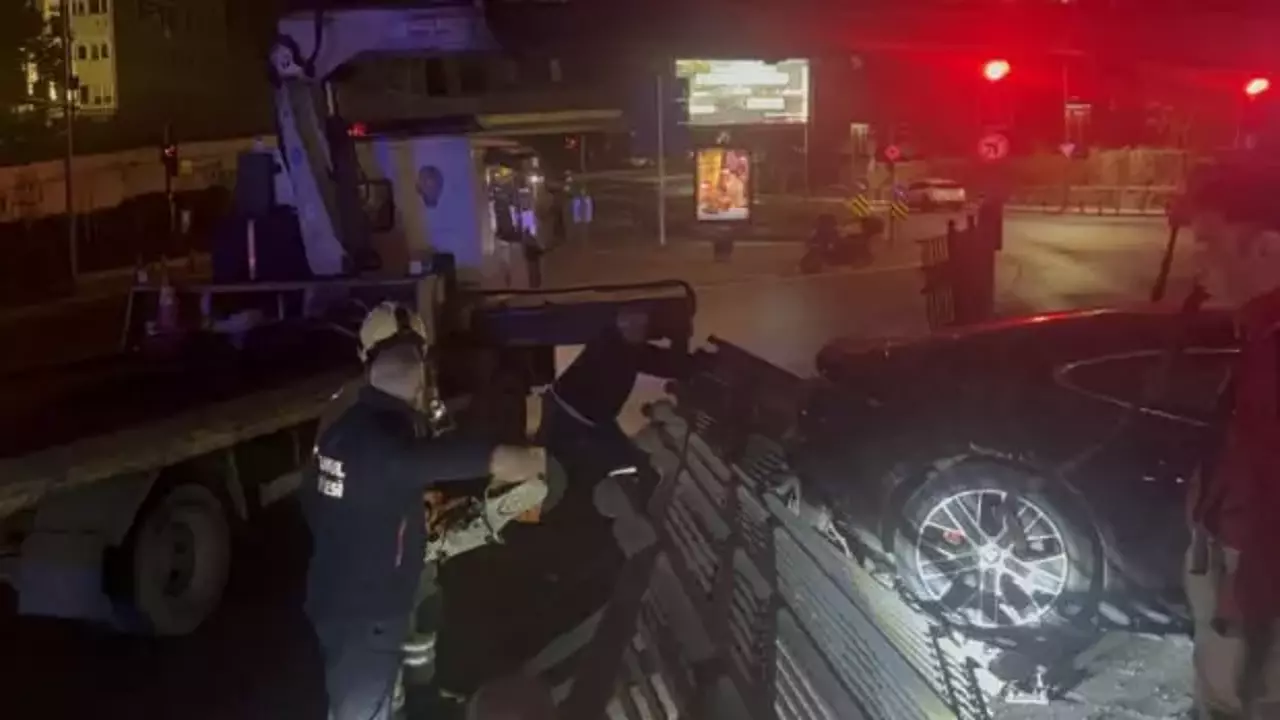 İstanbul'da lüks otomobil kaza yaptı: Yaralılar var