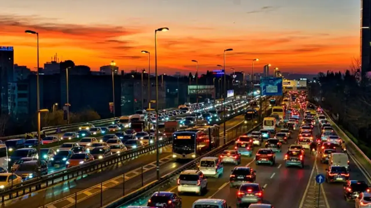 İstanbul'da mesai çıkışı trafik yoğunluğu