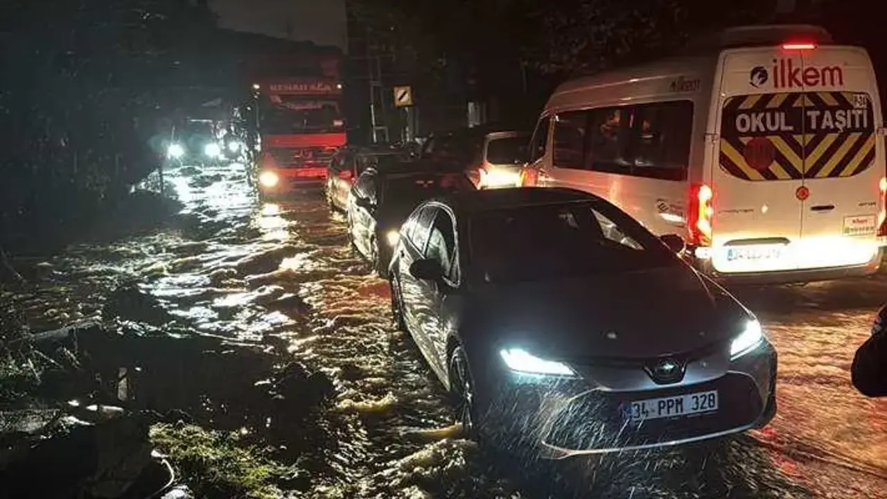 İstanbul'da sağanak hayatı olumsuz etkiledi! İşte şehirden manzaralar