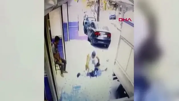 İstanbul'da tepki çeken görüntü! Sokaktaki 3 çocuğa vicdansız hareket kamerada
