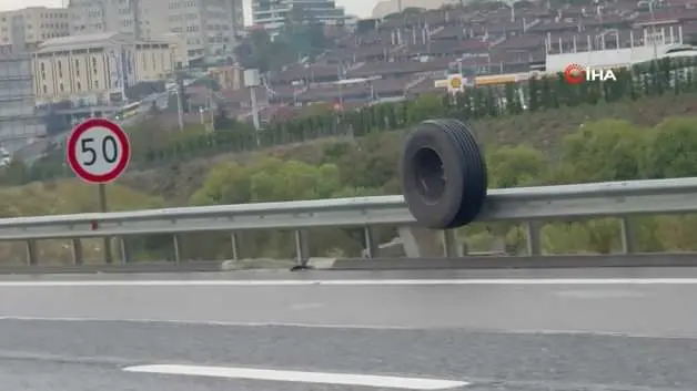 İstanbul'da tırdan kopan lastik trafikte tehlike saçtı
