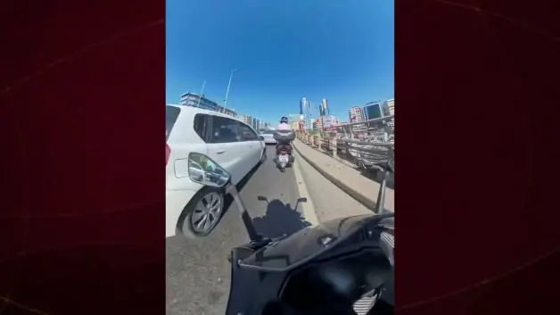 İstanbul'da trafikte terör estiren motosikletliye başka bir motosikletli tepki gösterdi