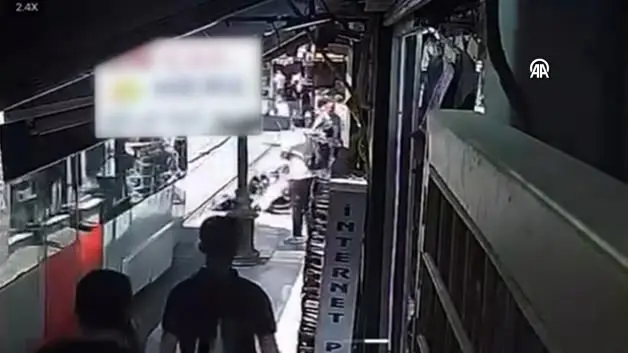 İstanbul'da tramvay yoluna devrilen bebek arabası yürekleri ağza getirdi