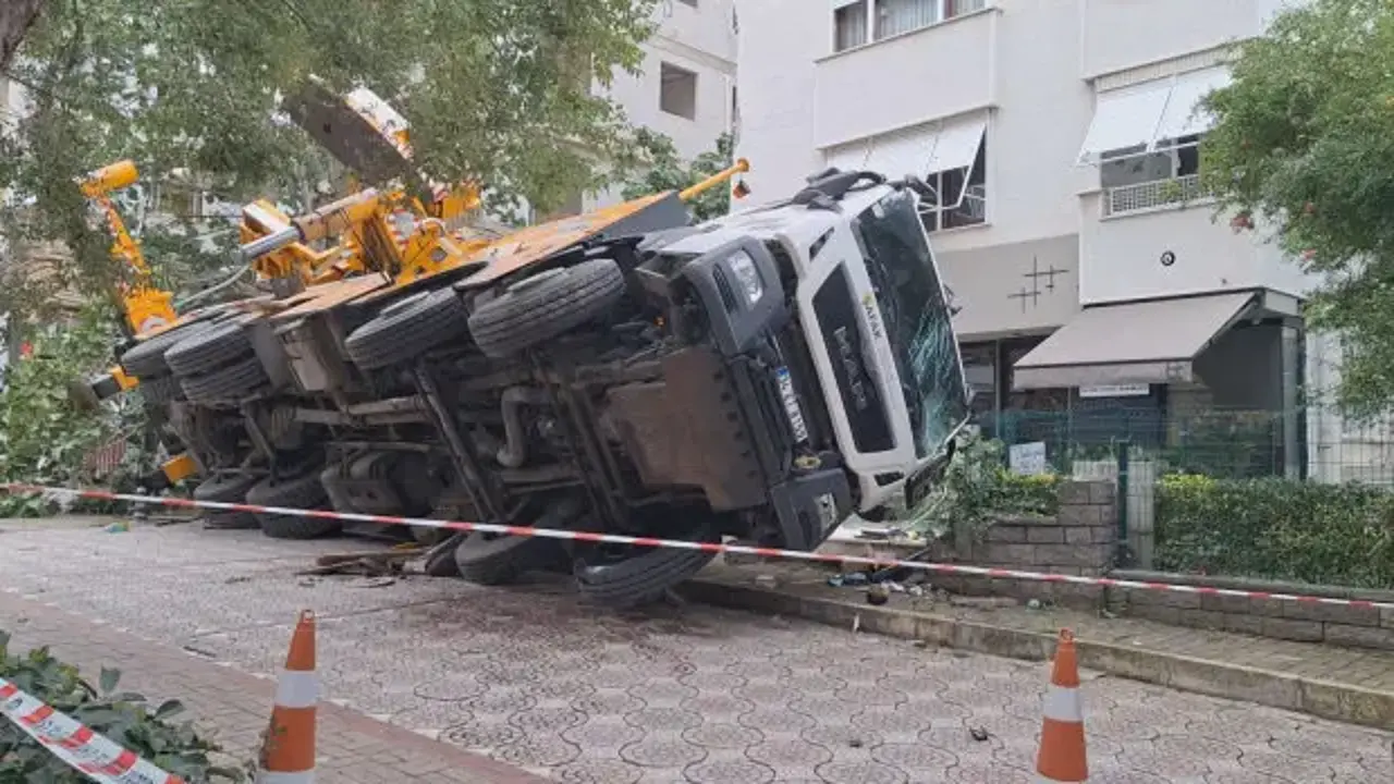 İstanbul'da vinç 11 katlı binaya çarptı!