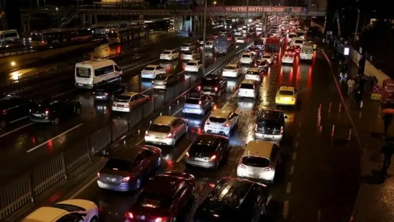 İstanbul’da yola çıkacaklar dikkat: D-100 bu gece saat 22.00'de ulaşıma kapandı